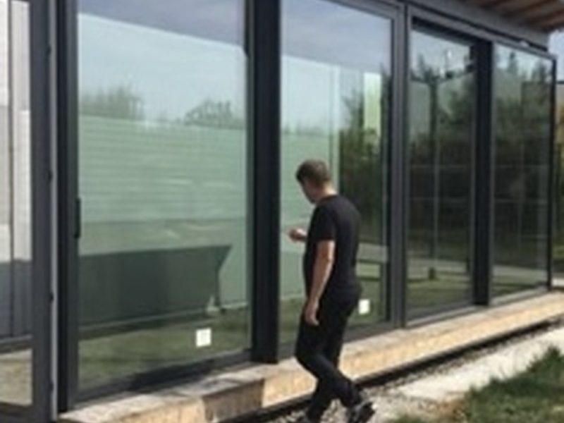 Large-format aluminium sliding units with a low threshold