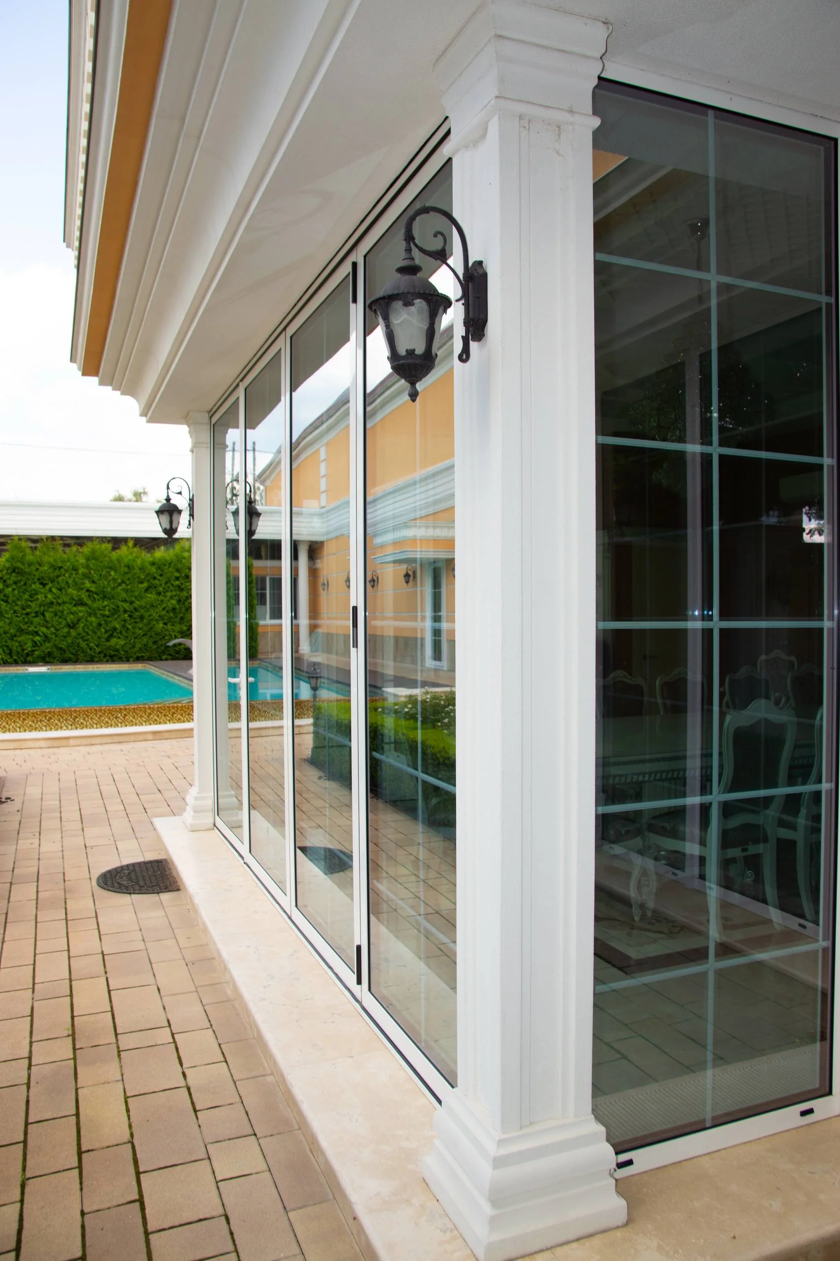 Folding glazing leaf detail