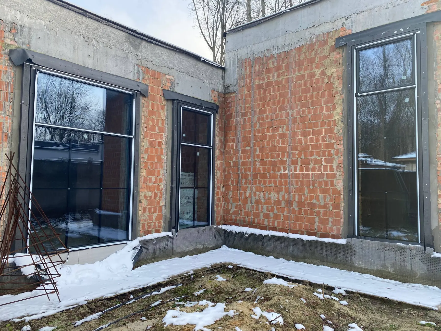 Kharkiv house — courtyard windows with duplex detailing