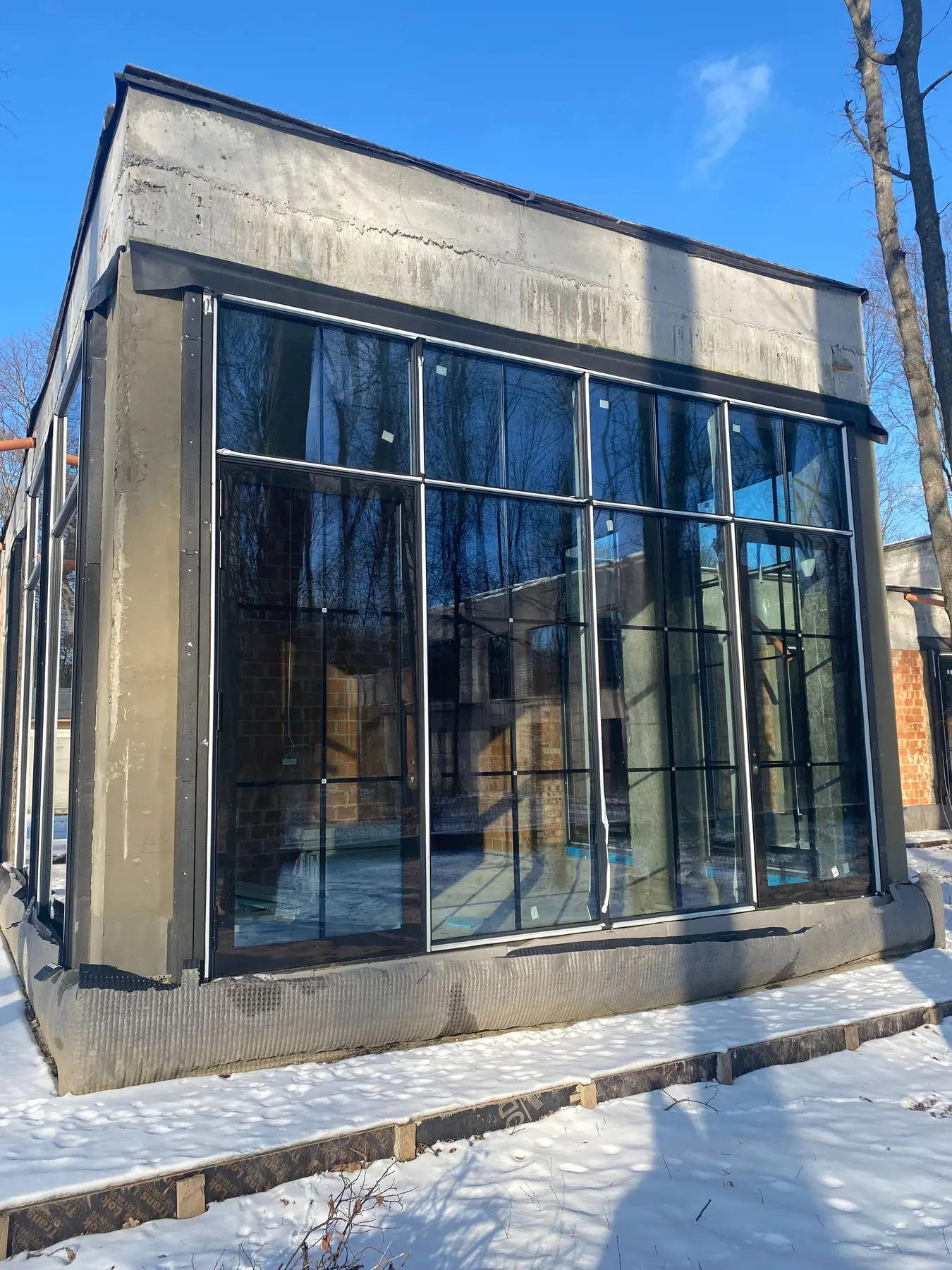 Kharkiv house — corner with mullion-transom façade glazing