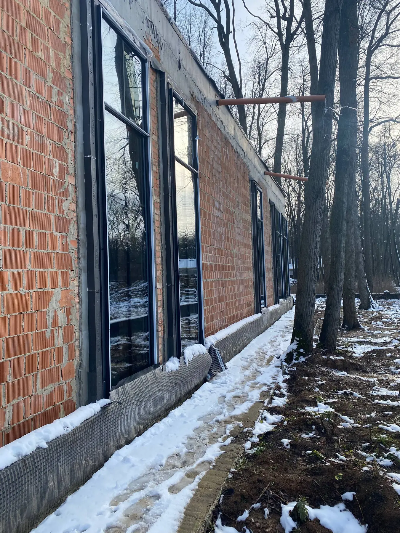 Kharkiv house — tall windows in an outboard installation zone